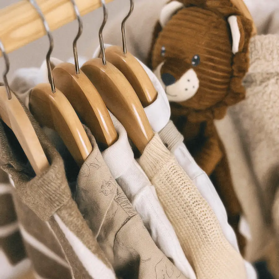 Schlichte Babykleidung in kleinen Größen, ordentlich bereitgelegt